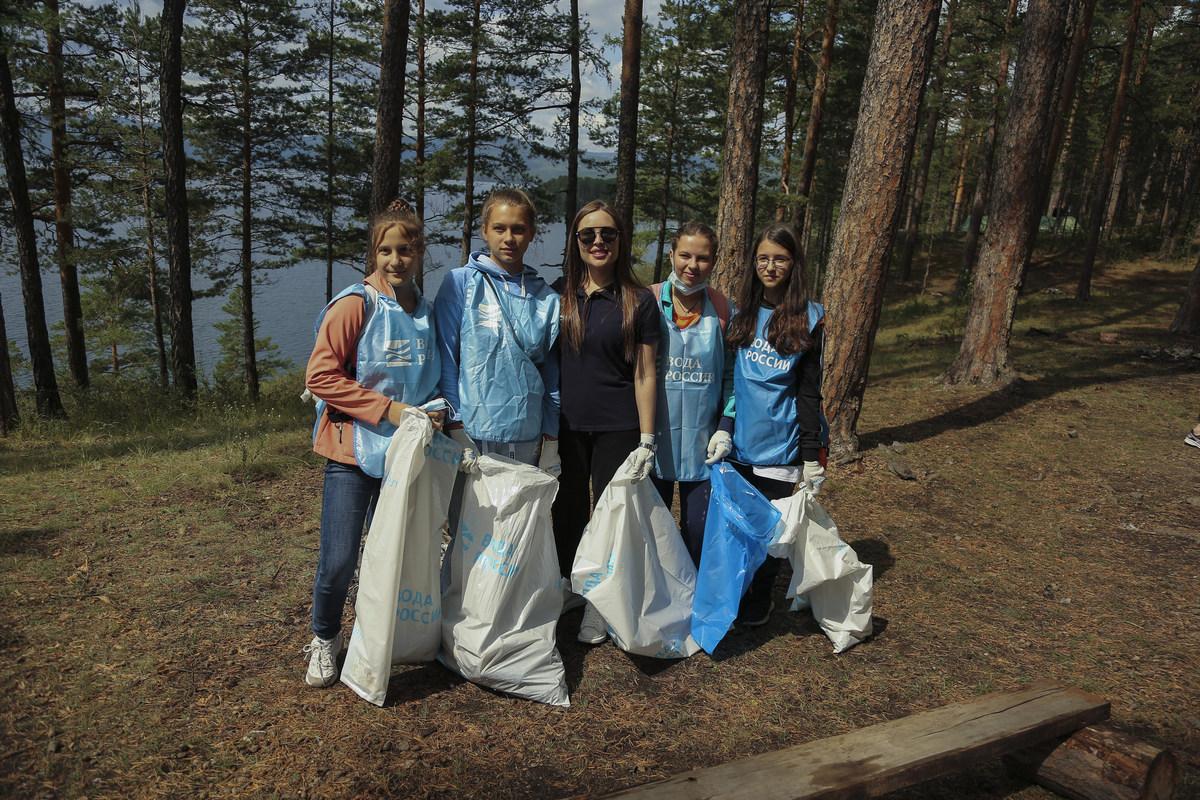 Шинное озеро найдено в Челябинской области! Участница «Уральских пельменей» украсила экопроект