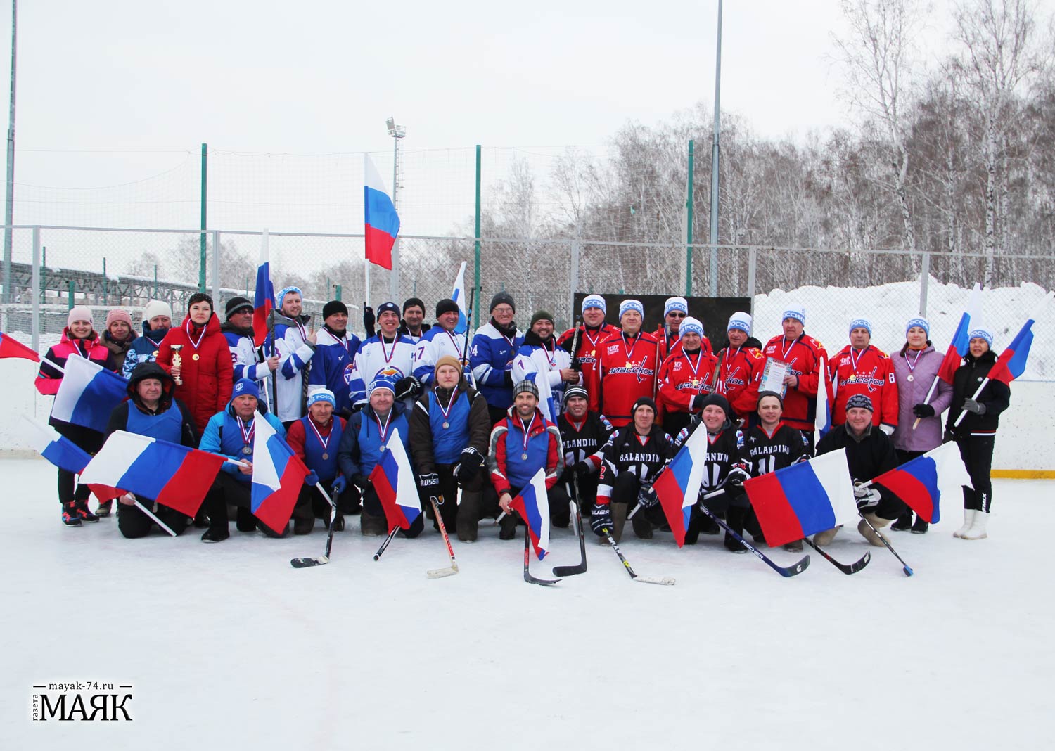 Руководители сразились в хоккей на валенках и в футбол в Красноармейском районе