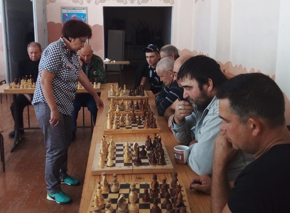 Сеанс одновременной игры по шахматам в Алабуге провела известная шахматистка
