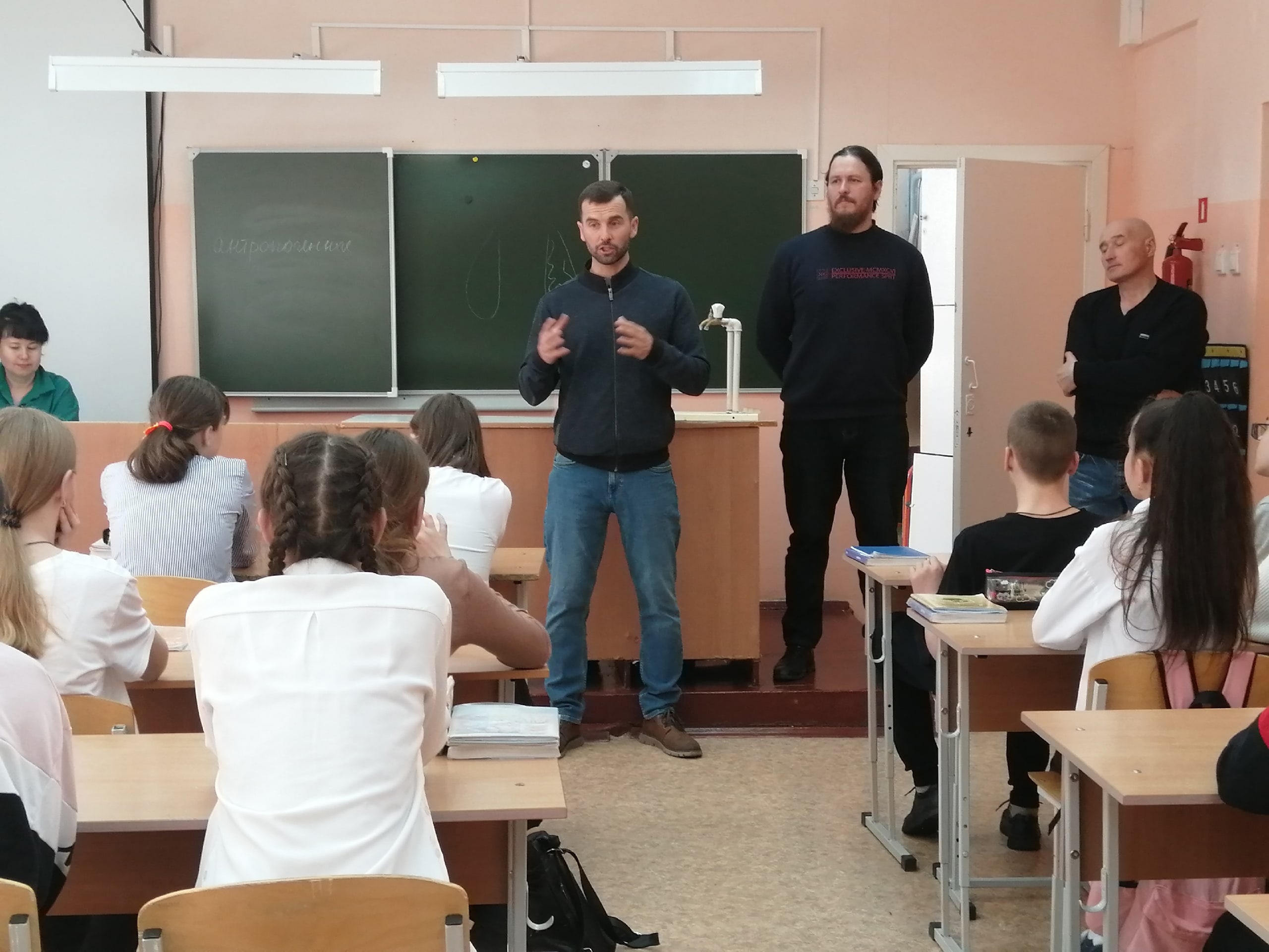 Проверку внешнего вида учеников школы села Миасского организовали папы