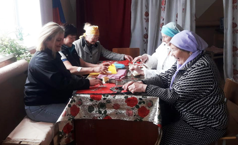 Жительницы села Якупово изготовили башкирский нагрудник своими руками