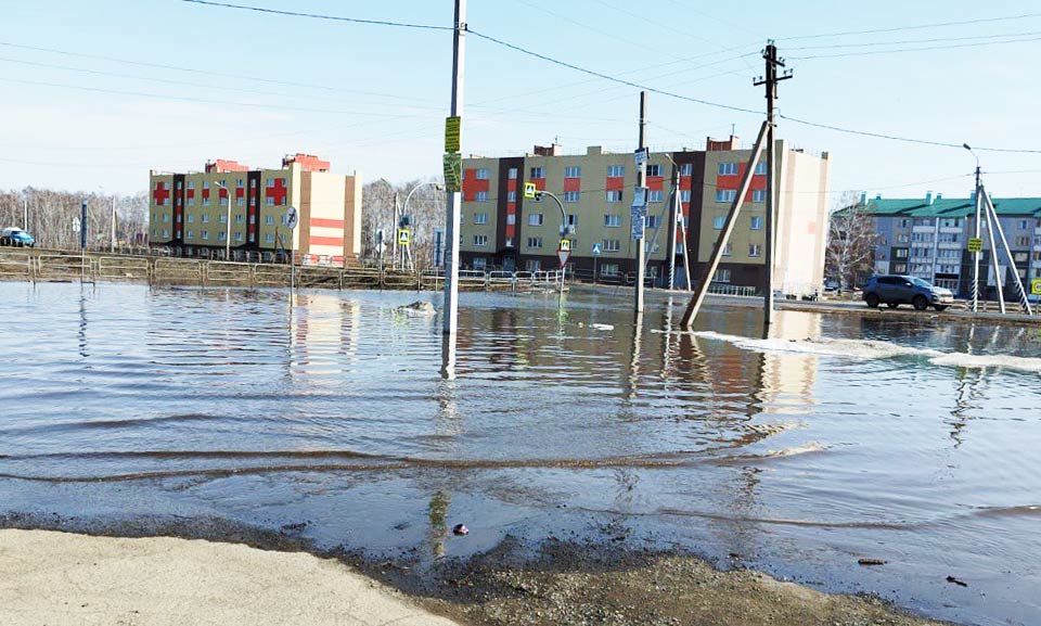 С полей поток воды устремился на пешеходную территорию в Красноармейском районе