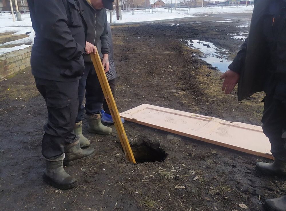 В центре села Сугояк Красноармейского района неожиданно обвалилась земля
