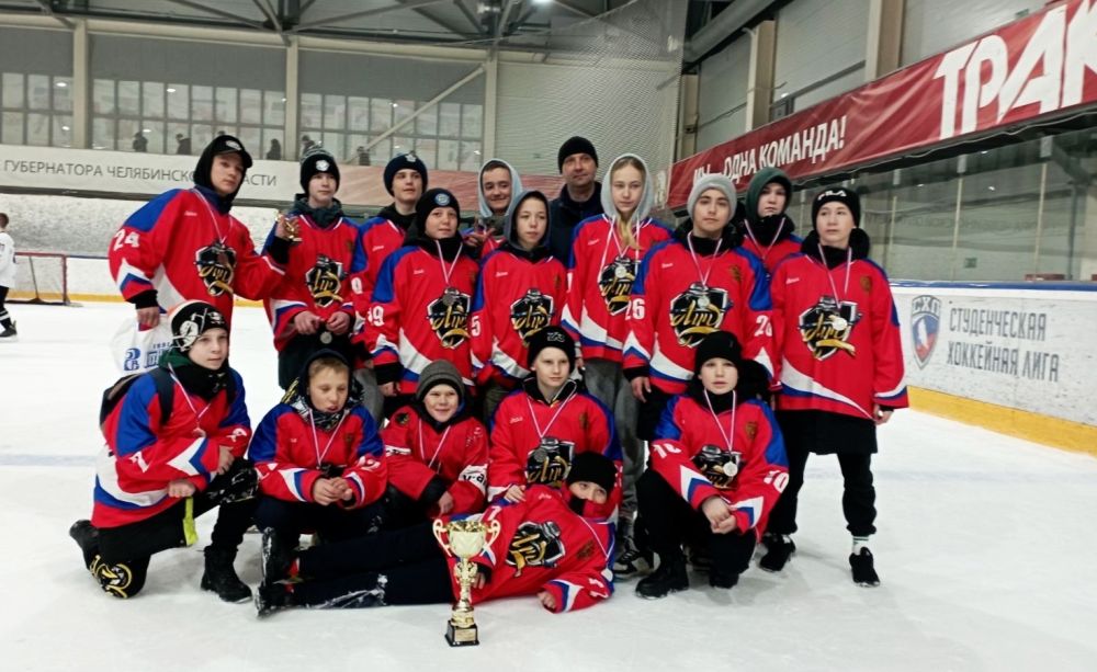 Лазурненские дети-хоккеисты получили серебряный кубок дворовой лиги на арене «Трактор»  