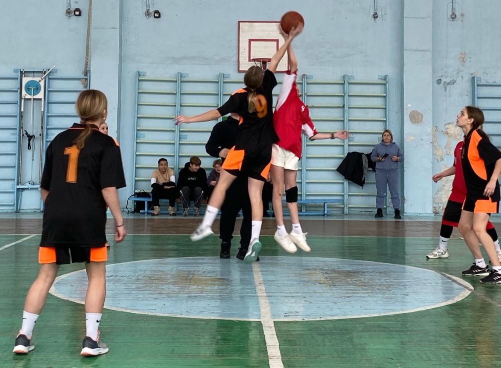 В баскетбольном турнире среди красноармейских школьниц выявили лучшие команды