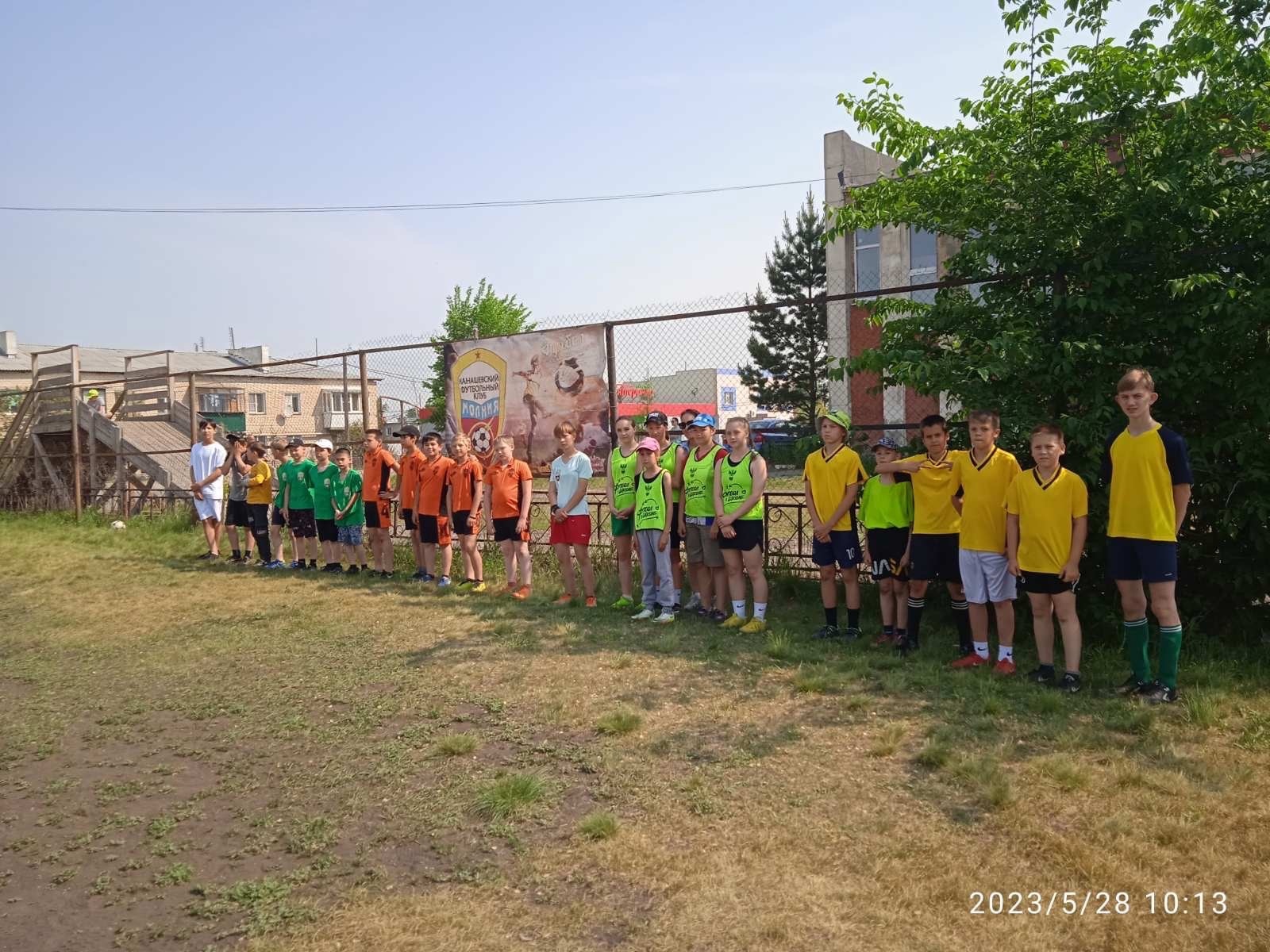 Девочки и мальчики сразились в мини-футбол в селе Канашево