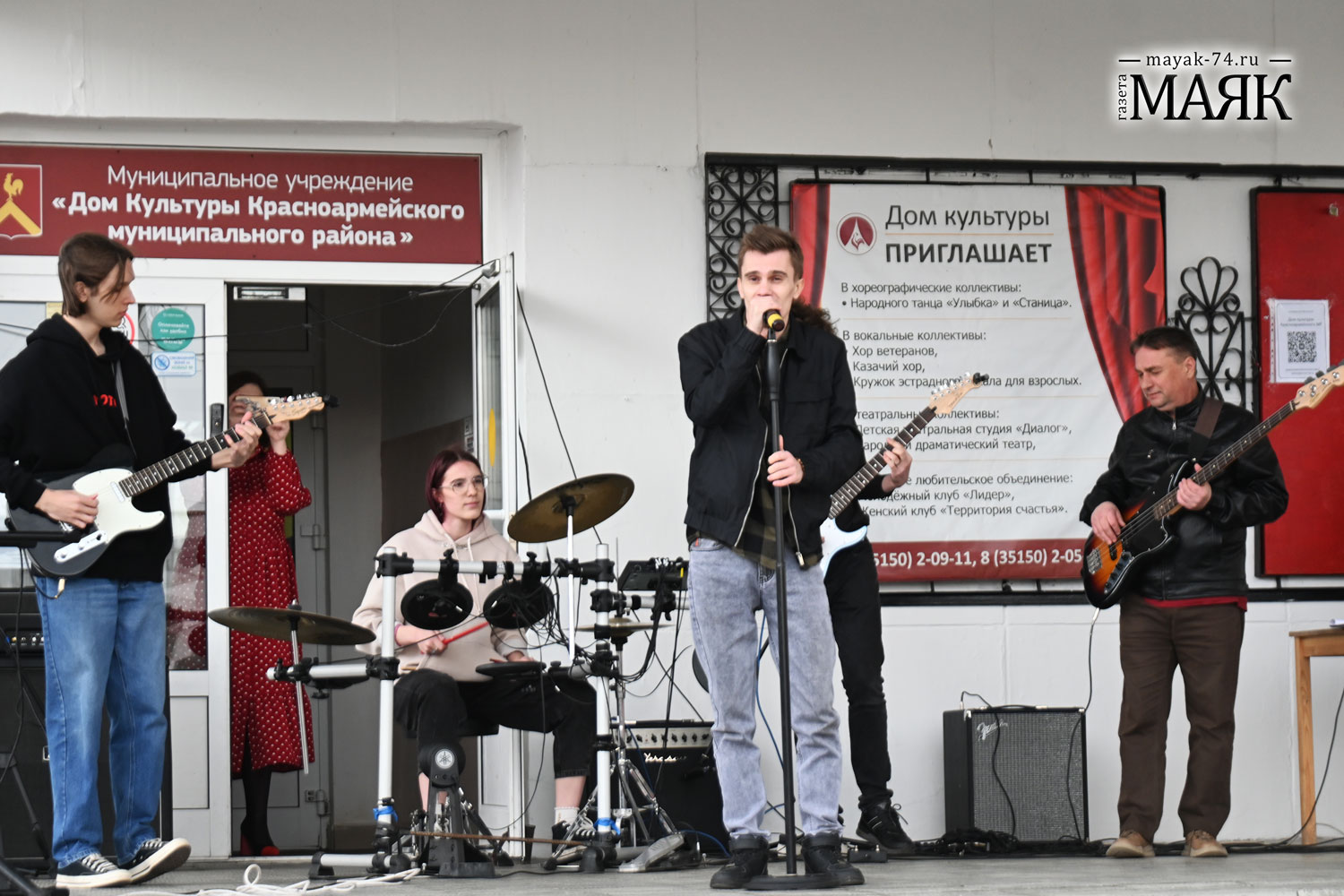 Жители села Миасского завершили рабочую неделю концертом на улице