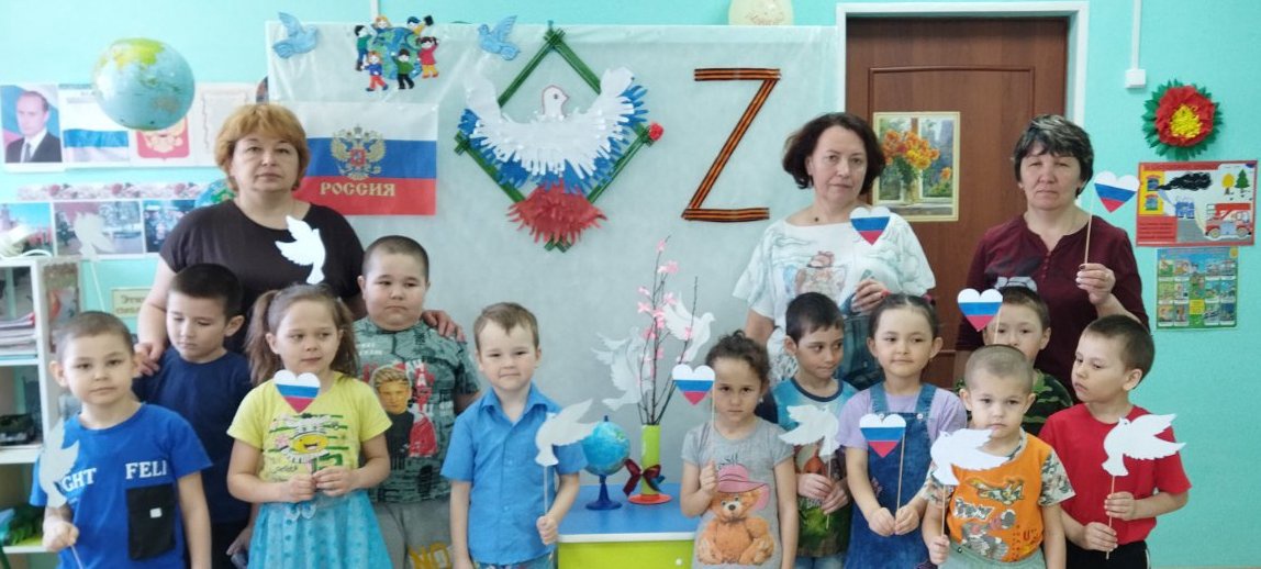Птицы из бумаги, цветы и флаг Росси украсили стенд в селе Красноармейского района