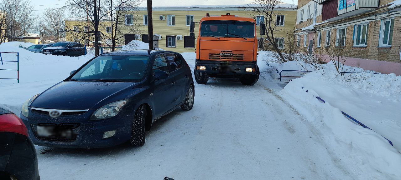 Автомобили во дворах МКД Красноармейского района блокируют проезд аварийной техники