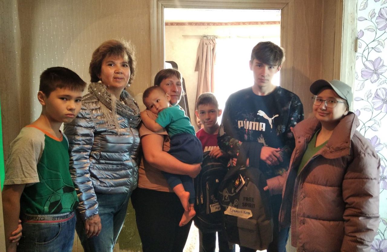 Восемь семей Красноармейского района получили для детей рюкзаки для школы