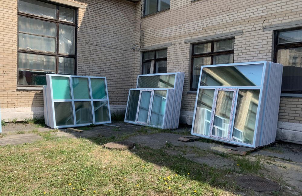 В сельской школе Красноармейского района устанавливают современные окна