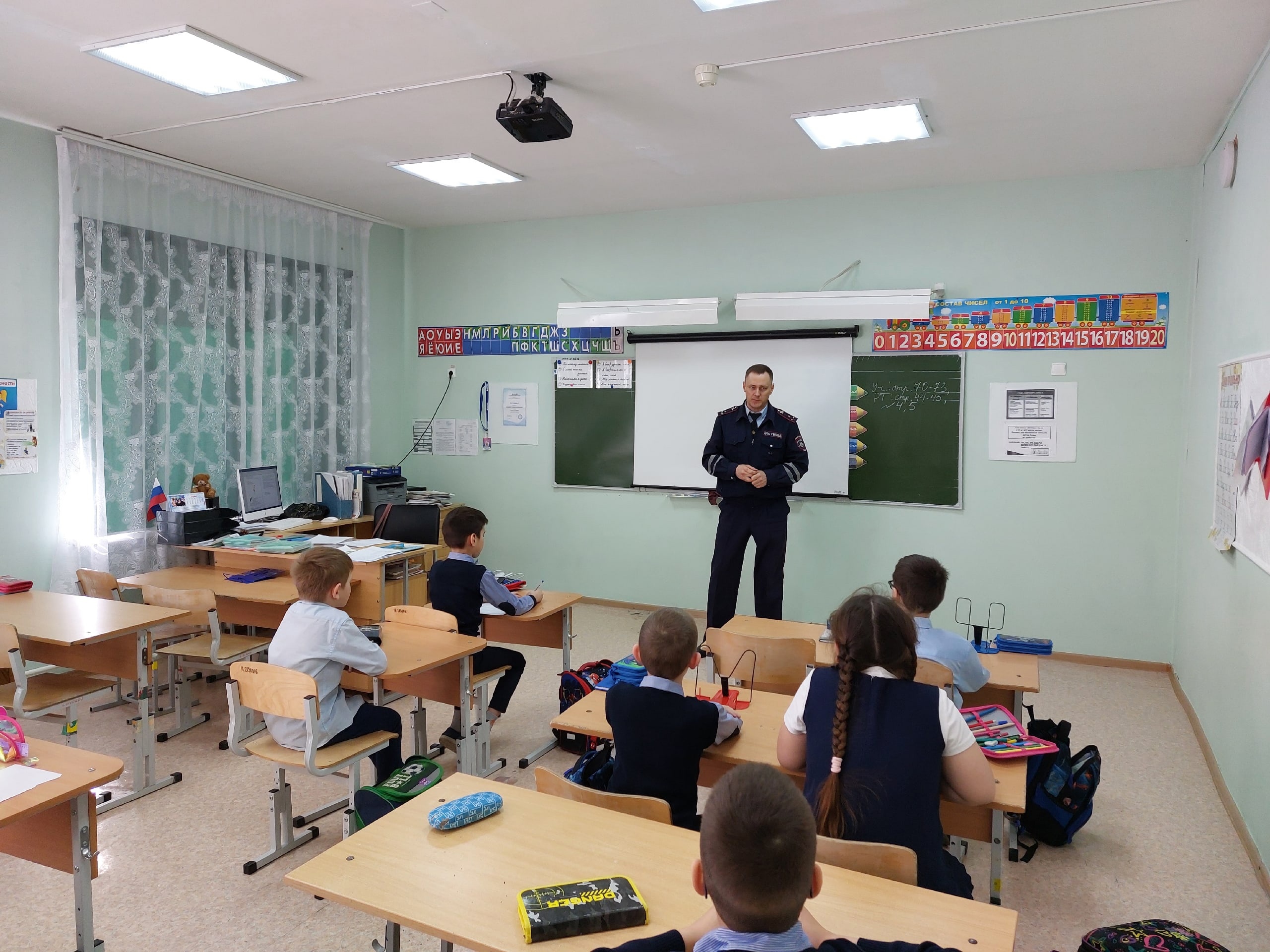 Вопросы полицейским задают школьники Красноармейского района