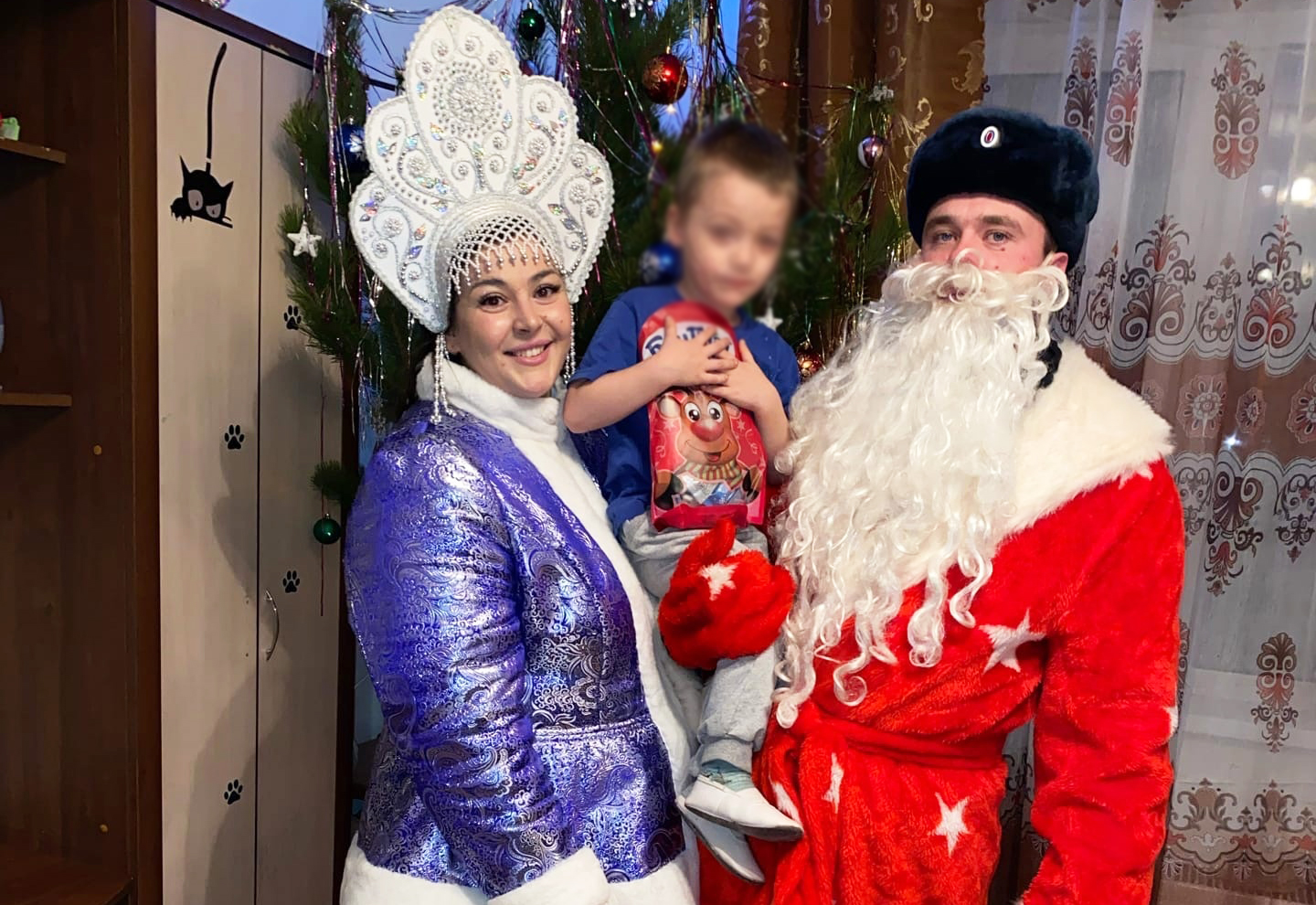 Полицейского Деда Мороза встречали жители Красноармейского района