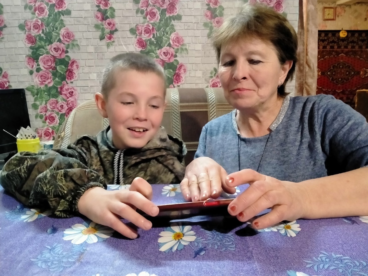 Красноармейские дети сыграли с бабушками в компьютерные игры в День пожилых людей