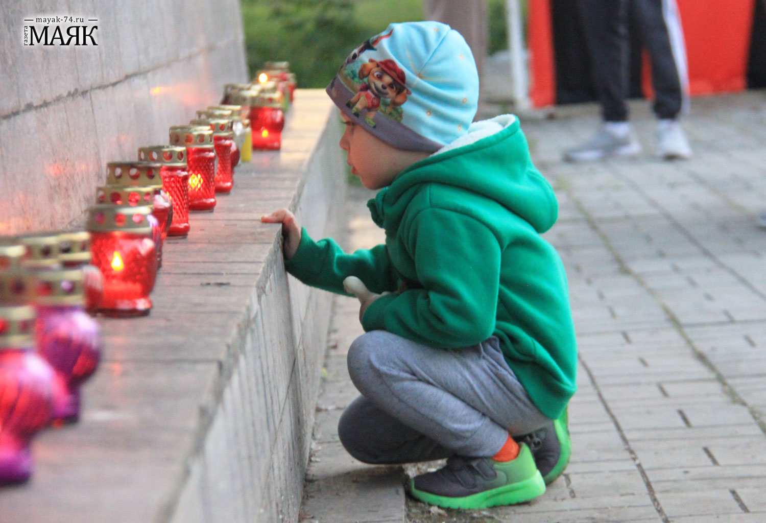 Свечи памяти зажглись у имен погибших воинов-земляков в селе Миасском