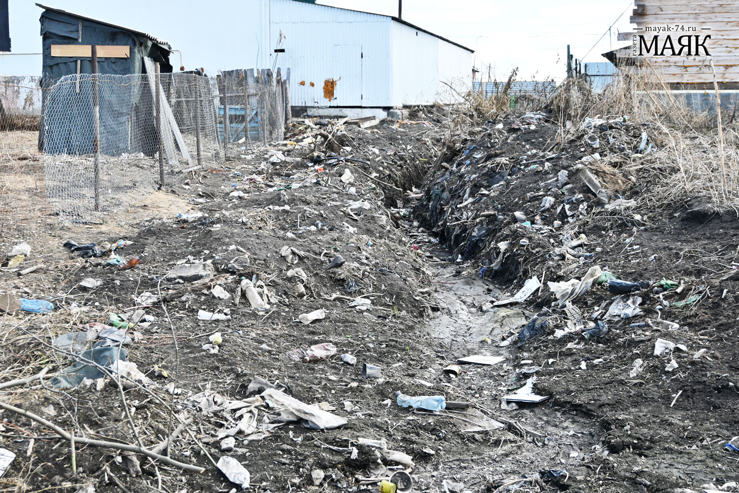 Жители двух улиц села Миасского ссорятся из-за мусора в ручье