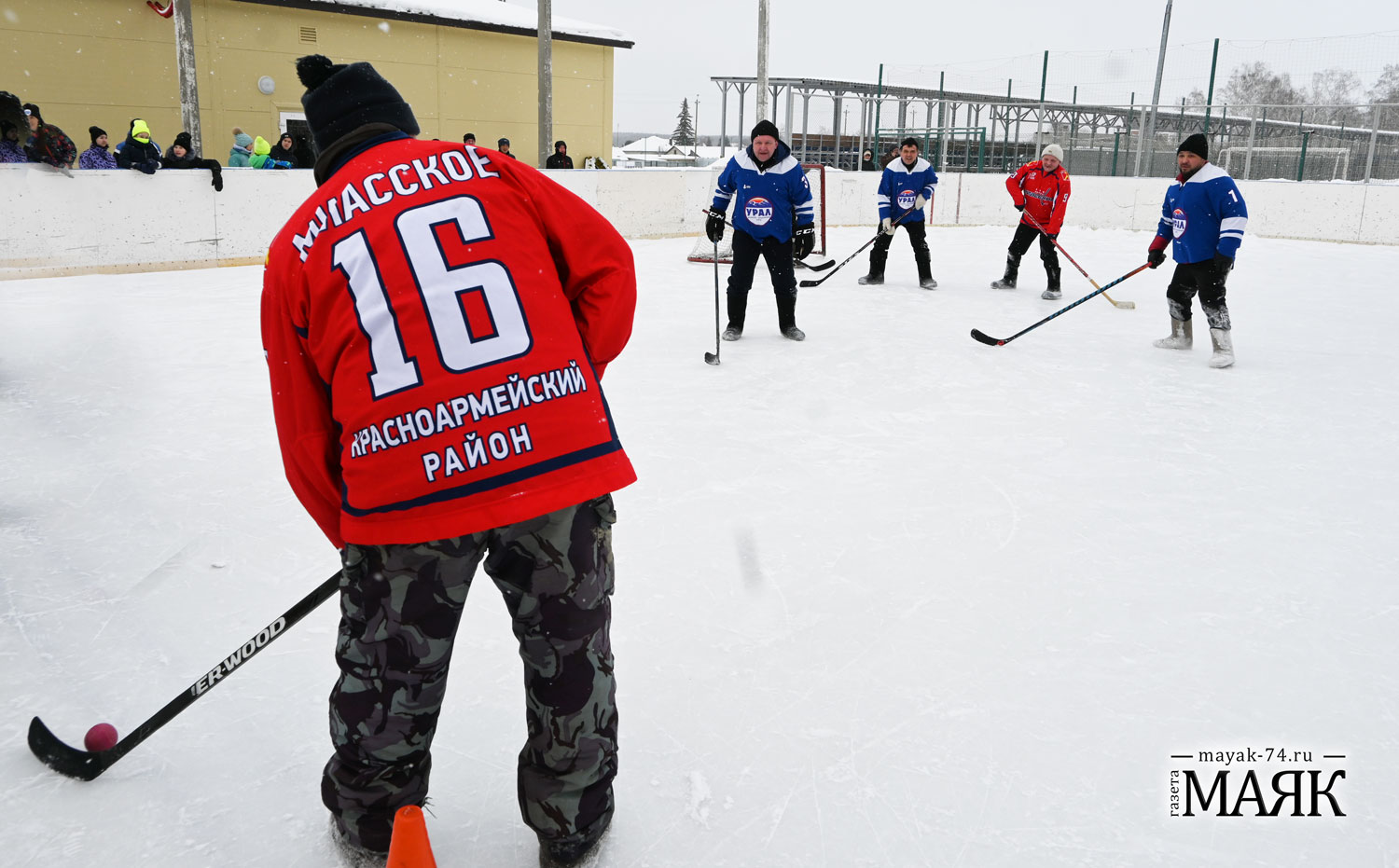 Главы оказались сильнее! В Красноармейском районе мужчины-руководители сразились в хоккей