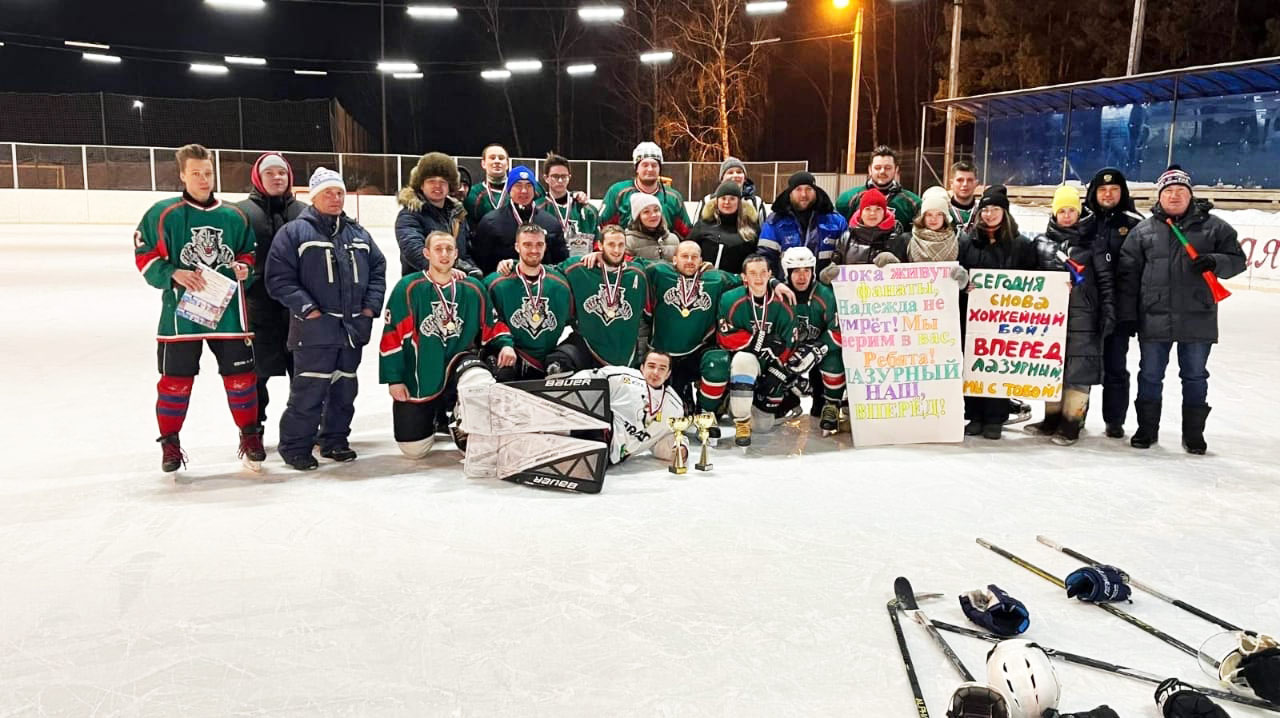 Более 200 болельщиков окружили хоккейный корт на центральном стадионе села Миасского