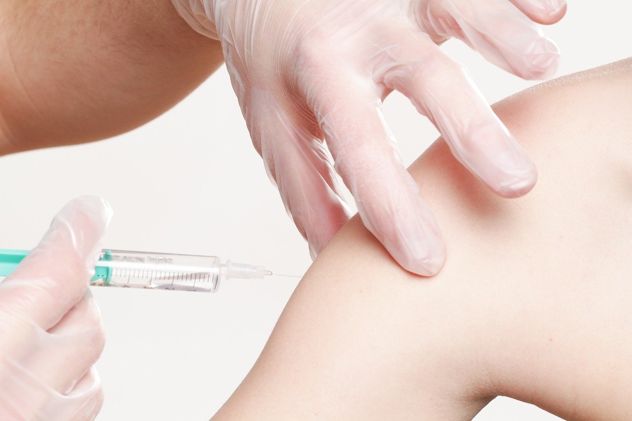 Начать испытания вакцины от ковида для несовершеннолетних планируют летом в России