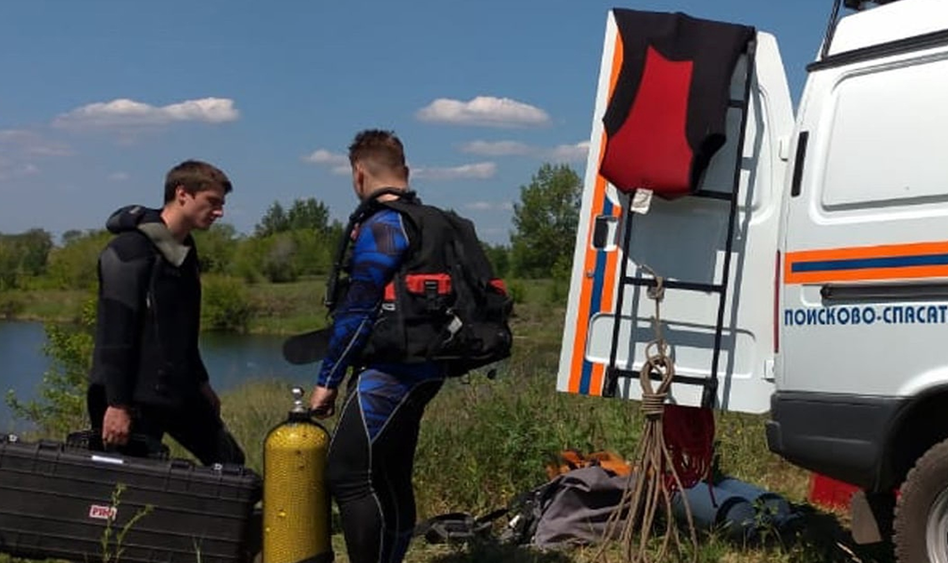 Спасатели продолжают поиски пропавшего рыбака на озере Красноармейского района