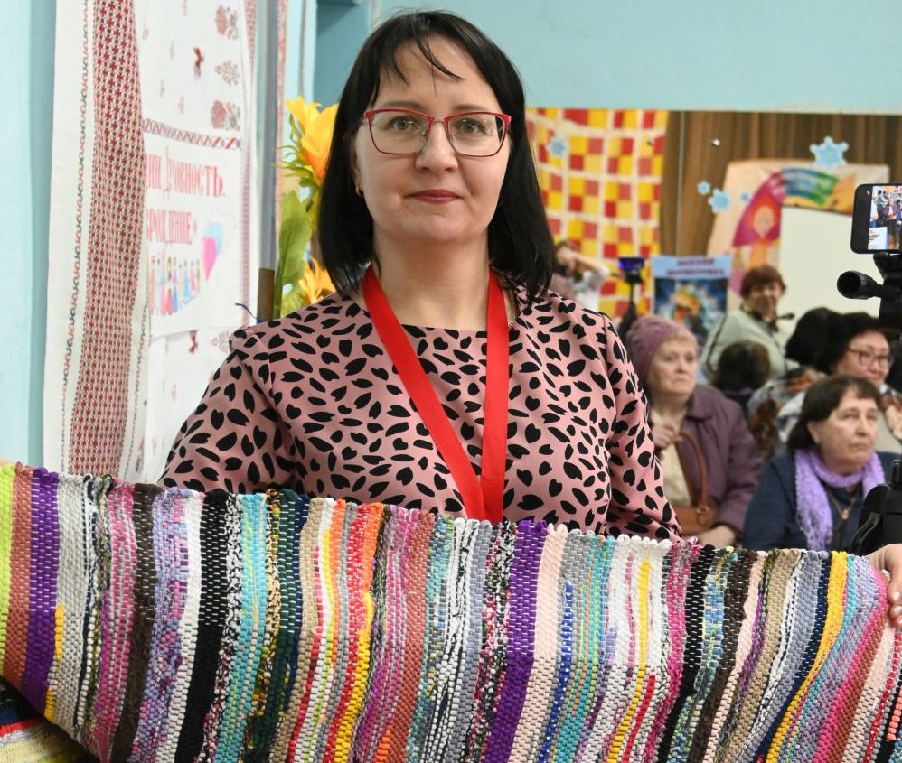Библиотекарь Красноармейского района освоила ткацкий станок прабабушки