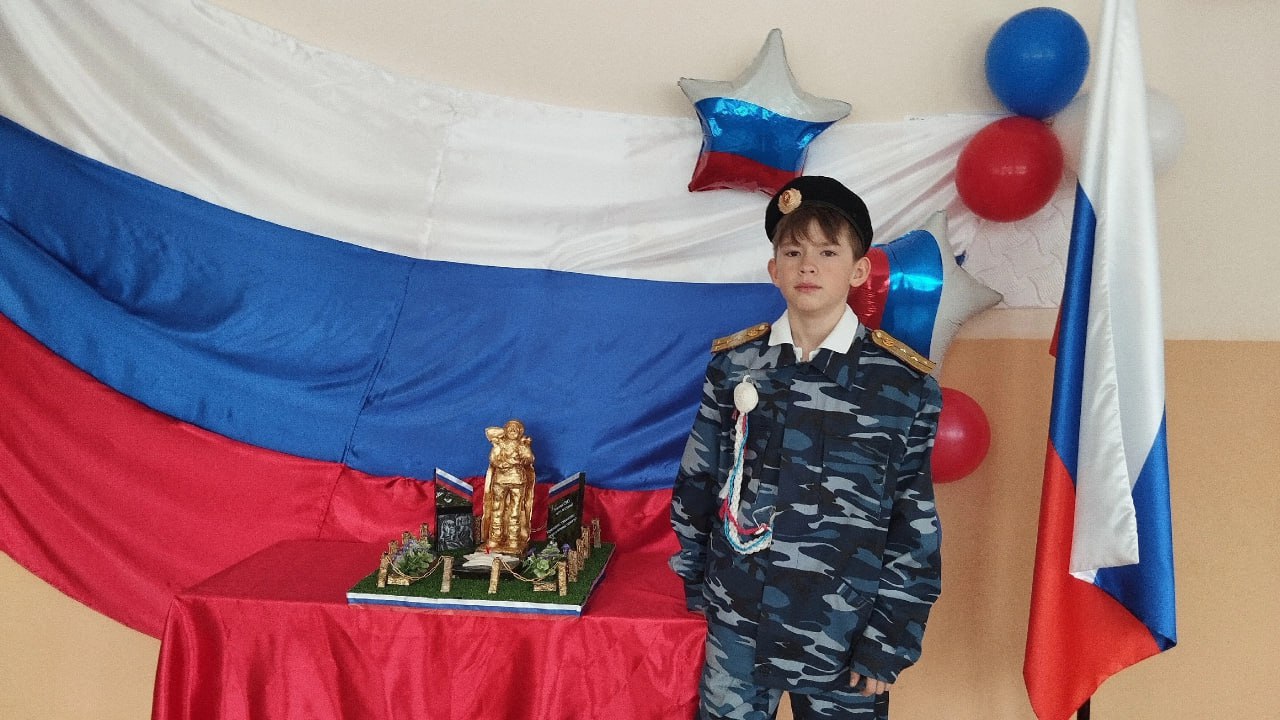 Погибшим землякам на СВО мальчик в Красноармейском районе создал макет памятника 