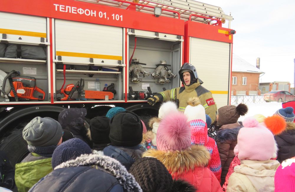Спасатели на пожарной машине приехали к детям поселка Мирного