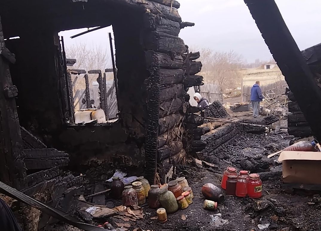 Пожар в Красноармейском районе полностью уничтожил жилой дом 