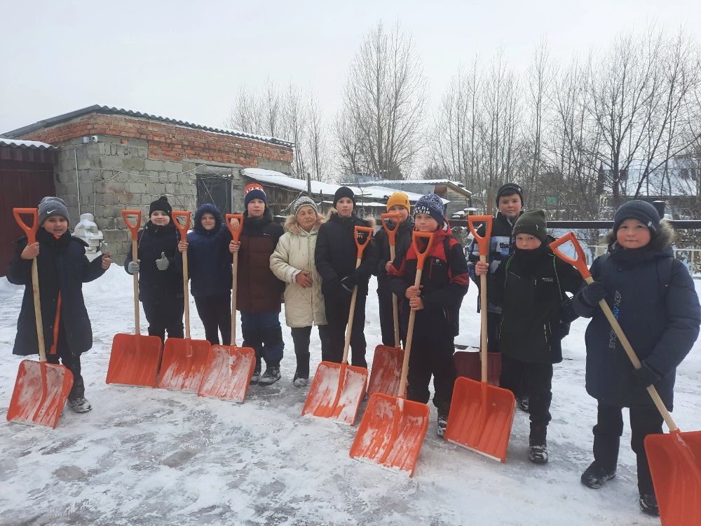 «Снежные спасители»: красноармейские школьники-волонтеры борются со снегом