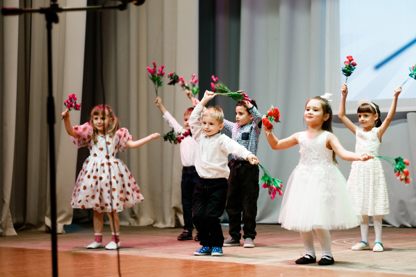 Маленькие артисты из Красноармейского района подарили большой концерт мамам 