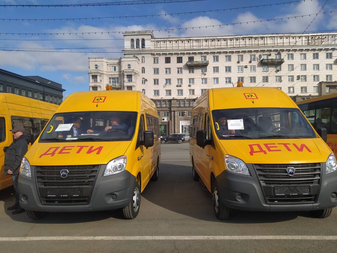 В школы Красноармейского района приехали новые автобусы