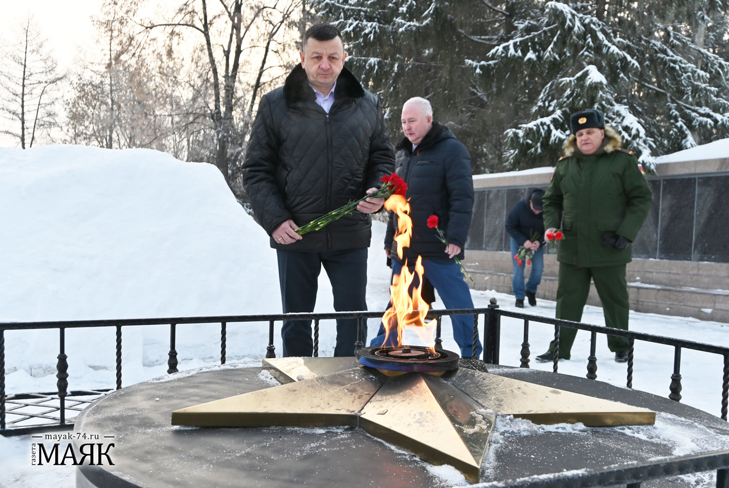 Красные гвоздики в память о героях-земляках возложили жители Красноармейского района