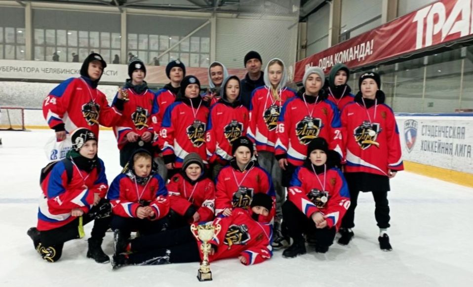 Лазурненские дети-хоккеисты получили серебряный кубок дворовой лиги на арене «Трактор»  
