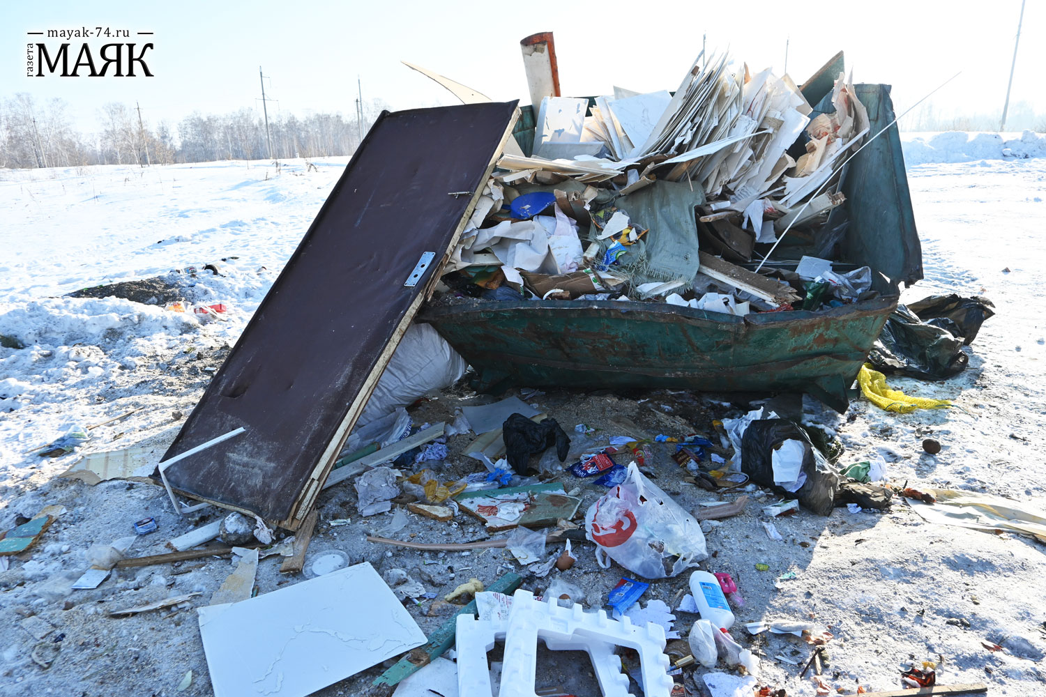 Выгрузка невозможна! Контейнеры в центре Красноармейского района вновь завалены строительным мусором