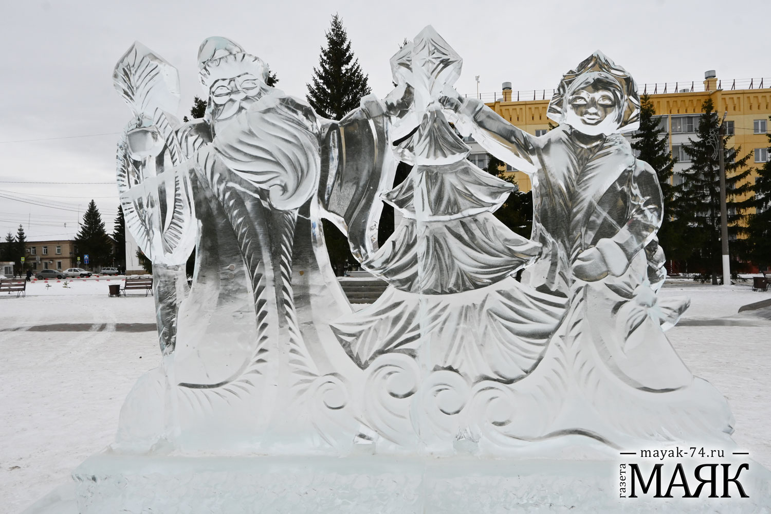Ледовый городок на площади в селе Миасском приобретает новых героев
