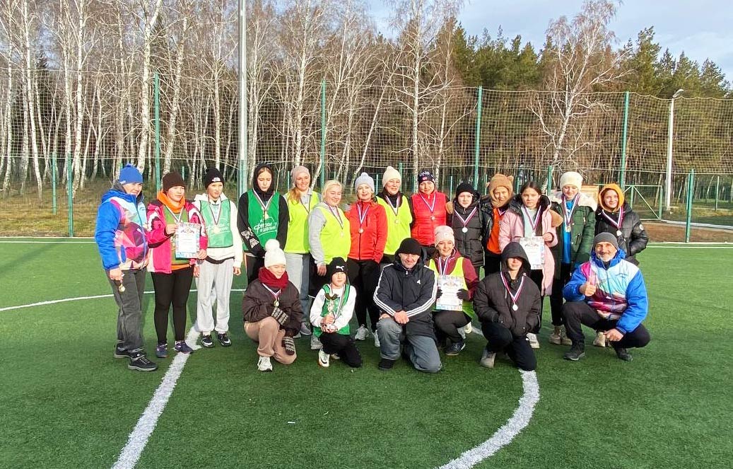 Женской футбольной команде из посёлка Дубровки всего месяц