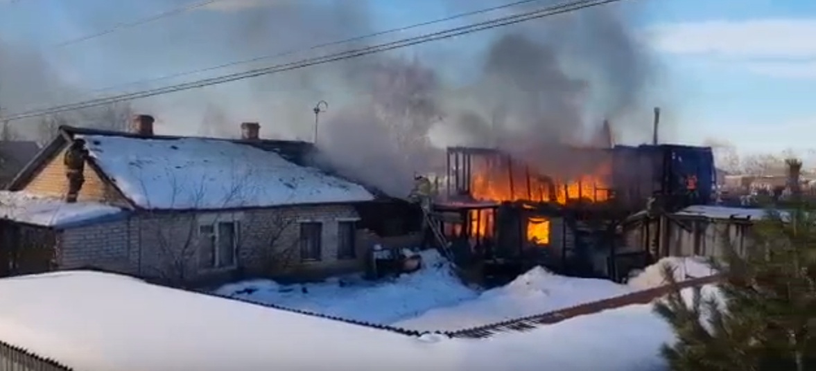 Пожар в Красноармейском районе уничтожил на даче баню и повредил дом