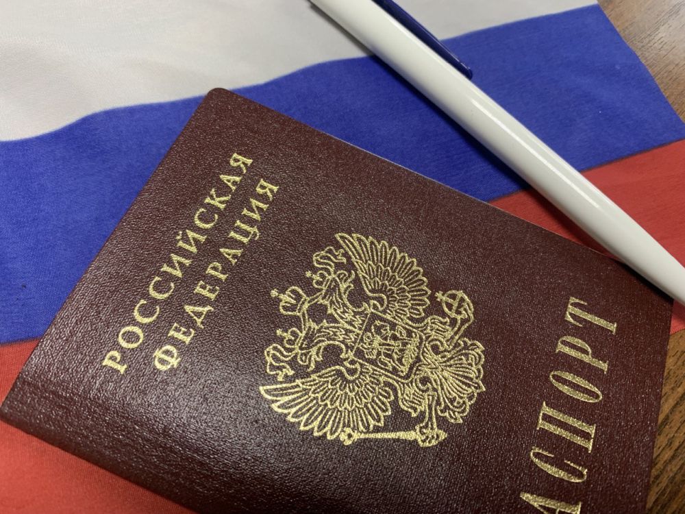 Граждане ЛНР получают российские паспорта в двух пунктах выдачи