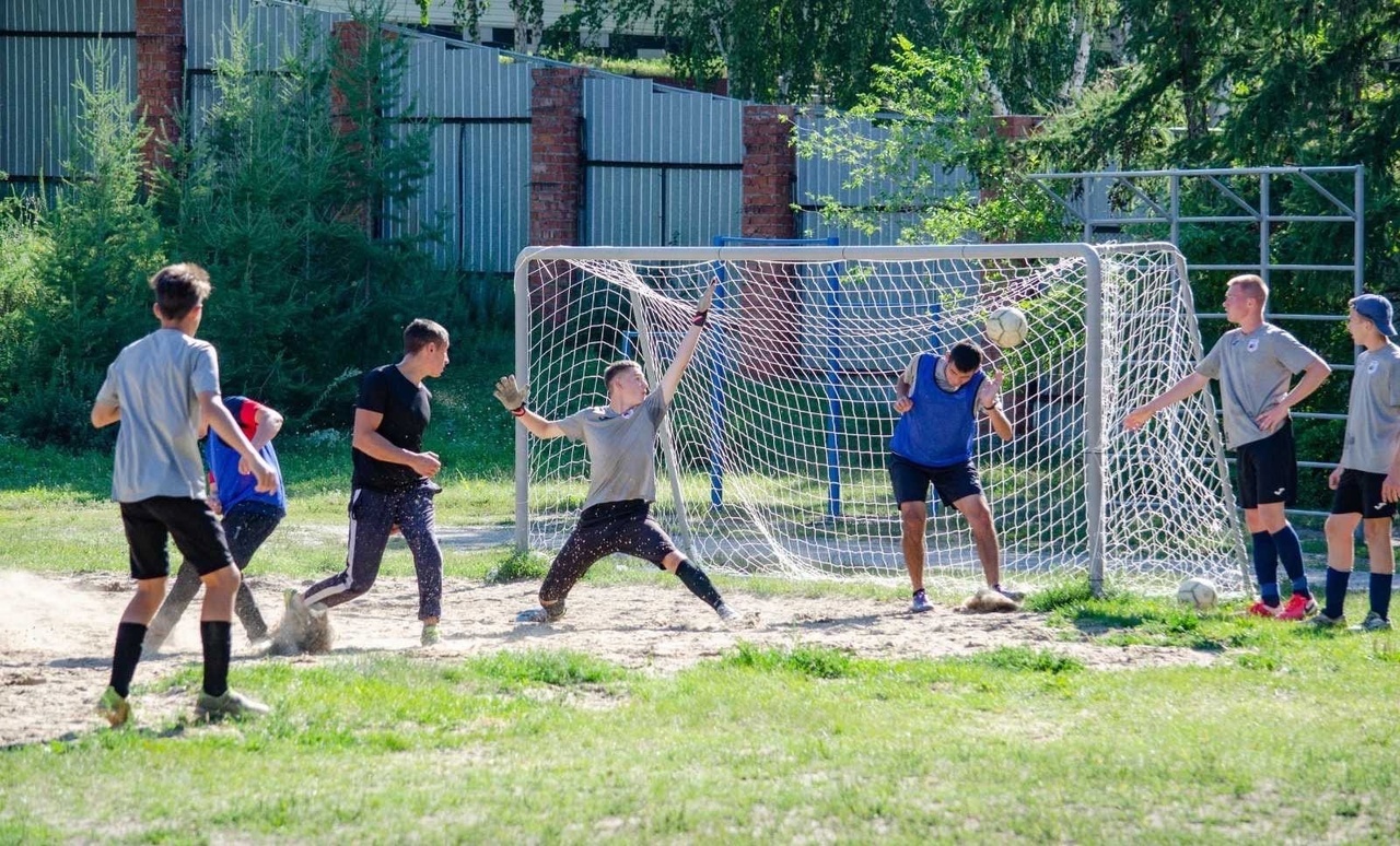 Футбольный матч с красноармейскими полицейскими стал непростым для школьников