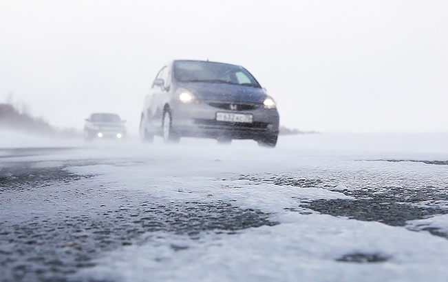 Гололед на дорогах и тротуарах из-за перепадов температур в Челябинской области образуется ежедневно