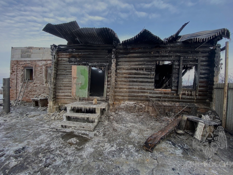 Пожар в селе Кирды уничтожил дом и личные вещи многодетной семьи