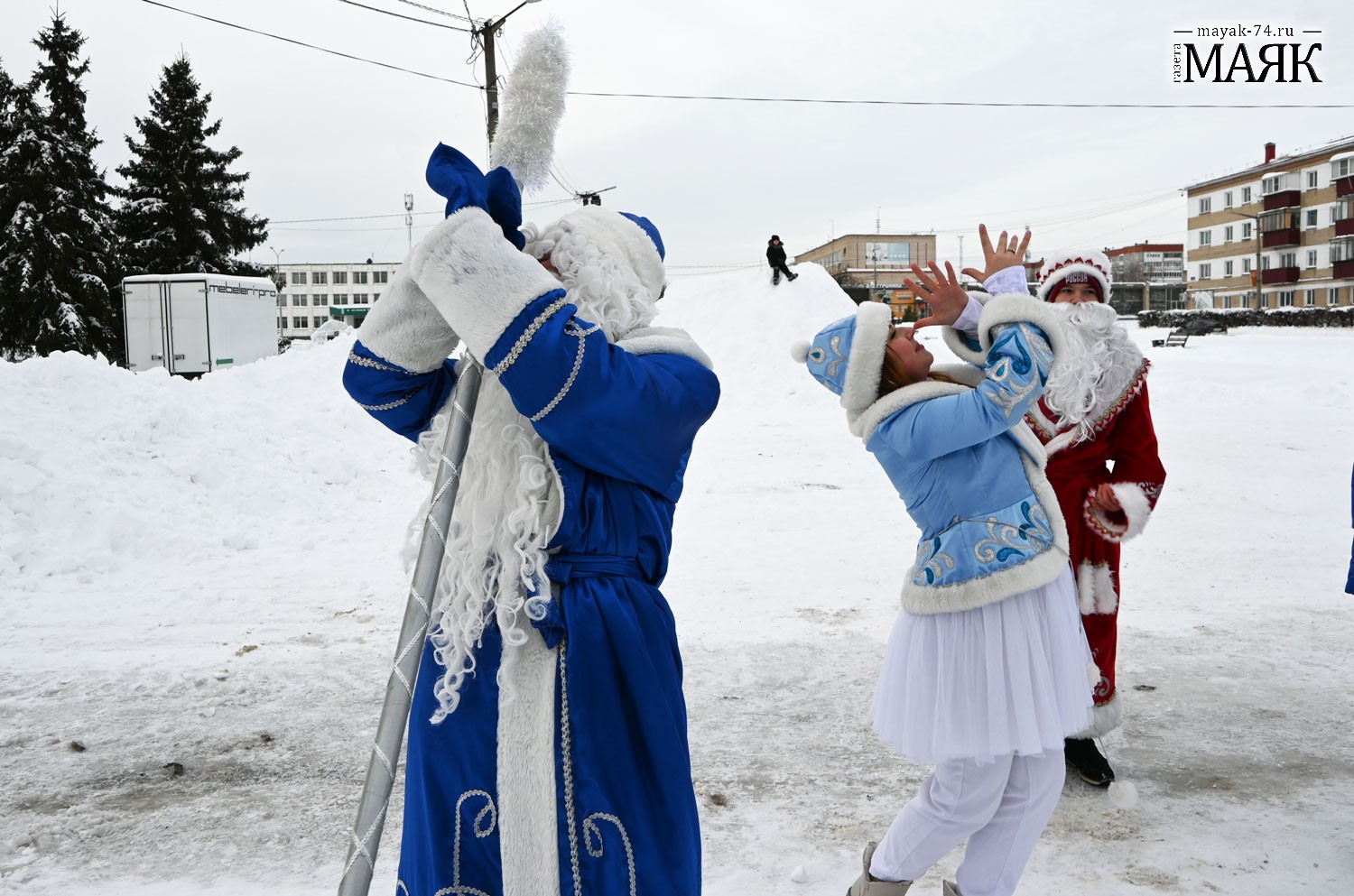 Снегурочки и Дедушки Морозы Красноармейского района сразились в конкурсе 