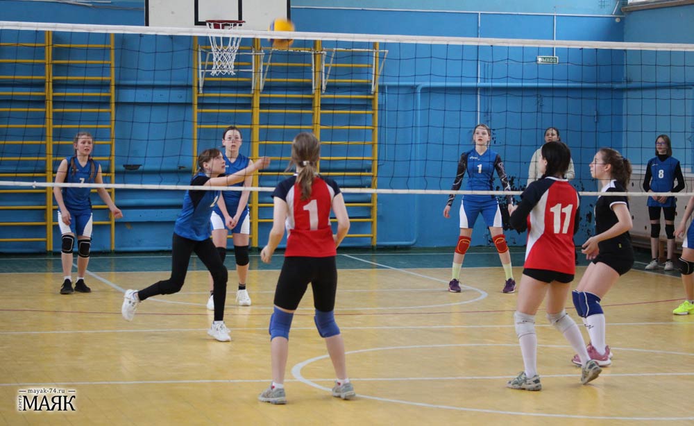 Мощные подачи и хитрые ходы демонстрировали красноармейские школьницы на турнире по волейболу