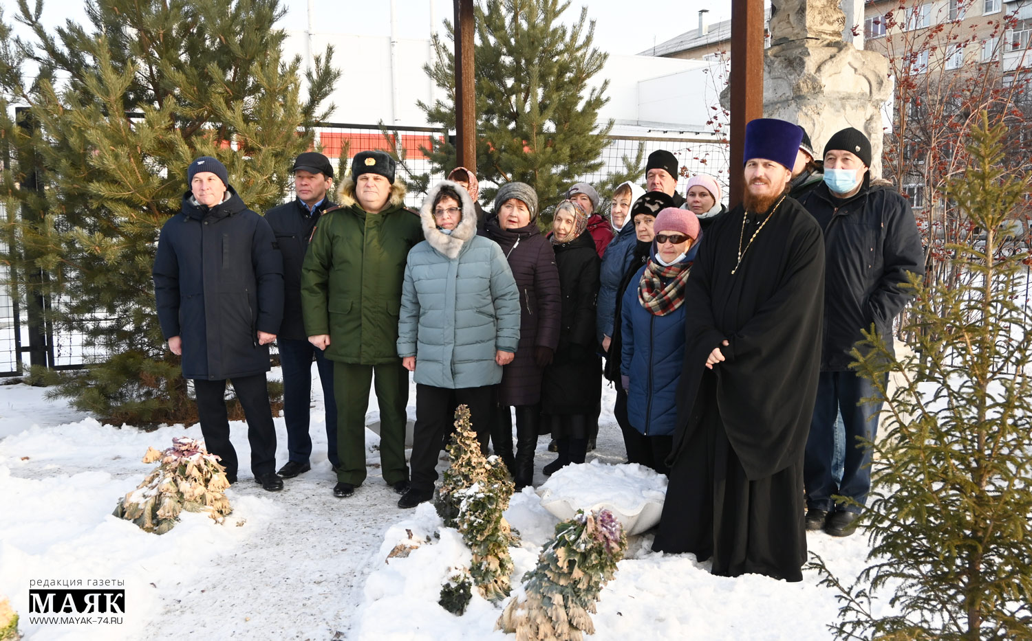 В День Героев Отечества красноармейцы возлагали цветы к памятнику героям-казакам