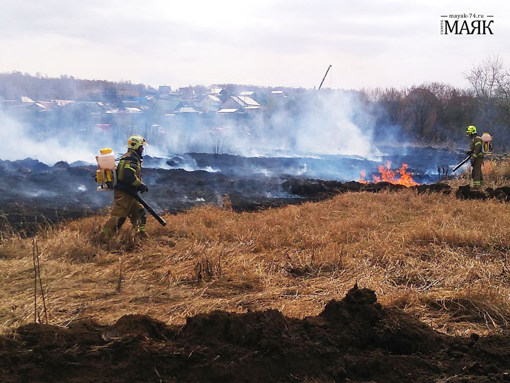 В Красноармейском районе пожар подобрался к домам, но только по легенде