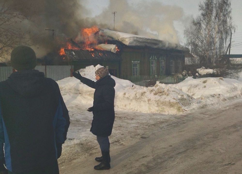 Жилой дом сгорел в Красноармейском районе. Помощь потерявшим жилье оказывают земляки
