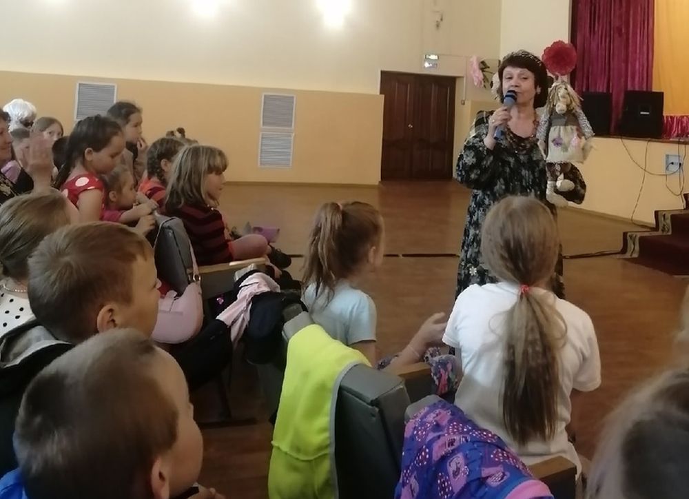 В библиотеке Красноармейского района побывала знаменитая Нина Пикулева