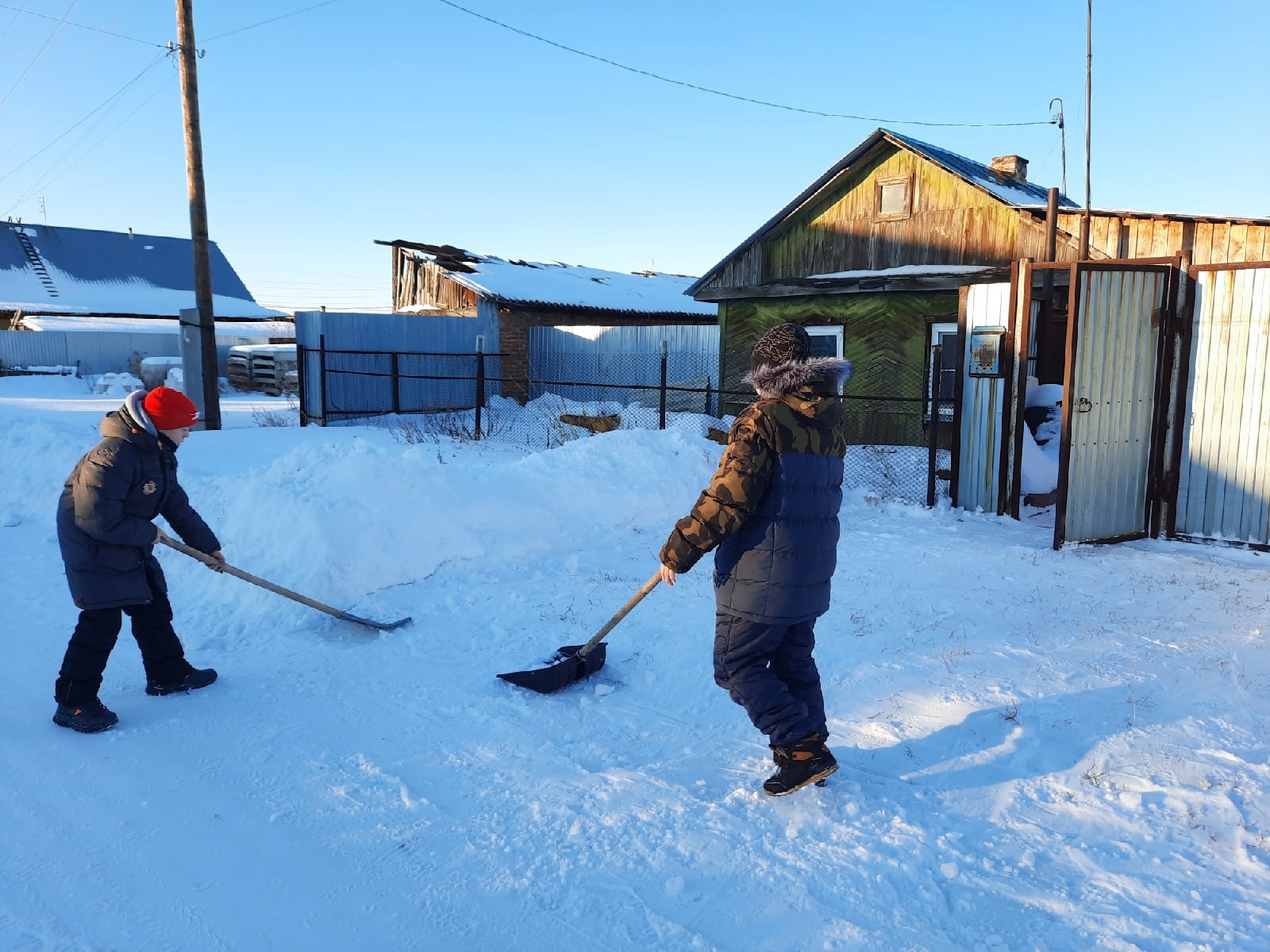 На уборку выходи! Дети расчистили от снега десятки дворов в Красноармейском районе
