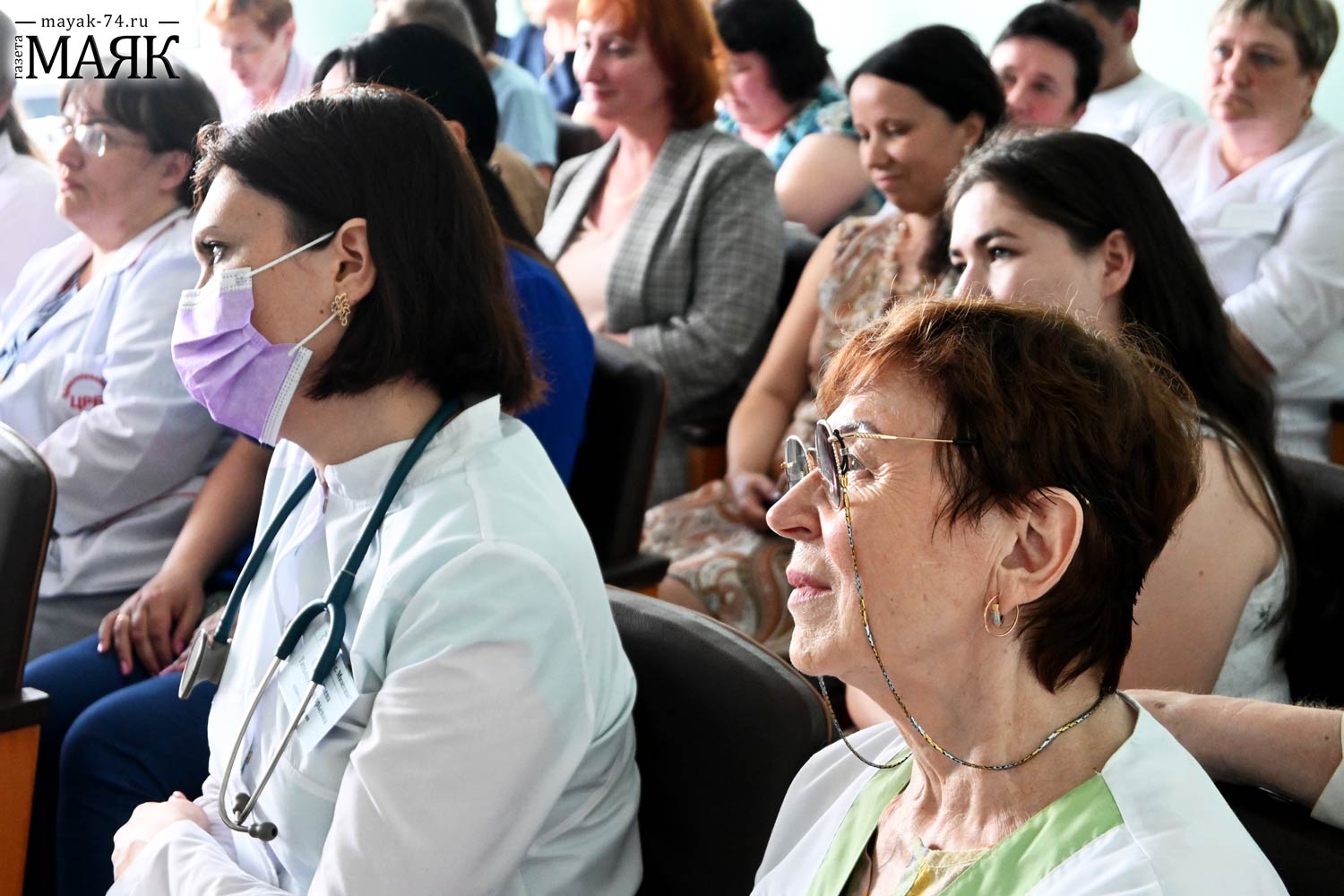 Награды красноармейским медицинским работникам вручили в родном районе и в Челябинской области 