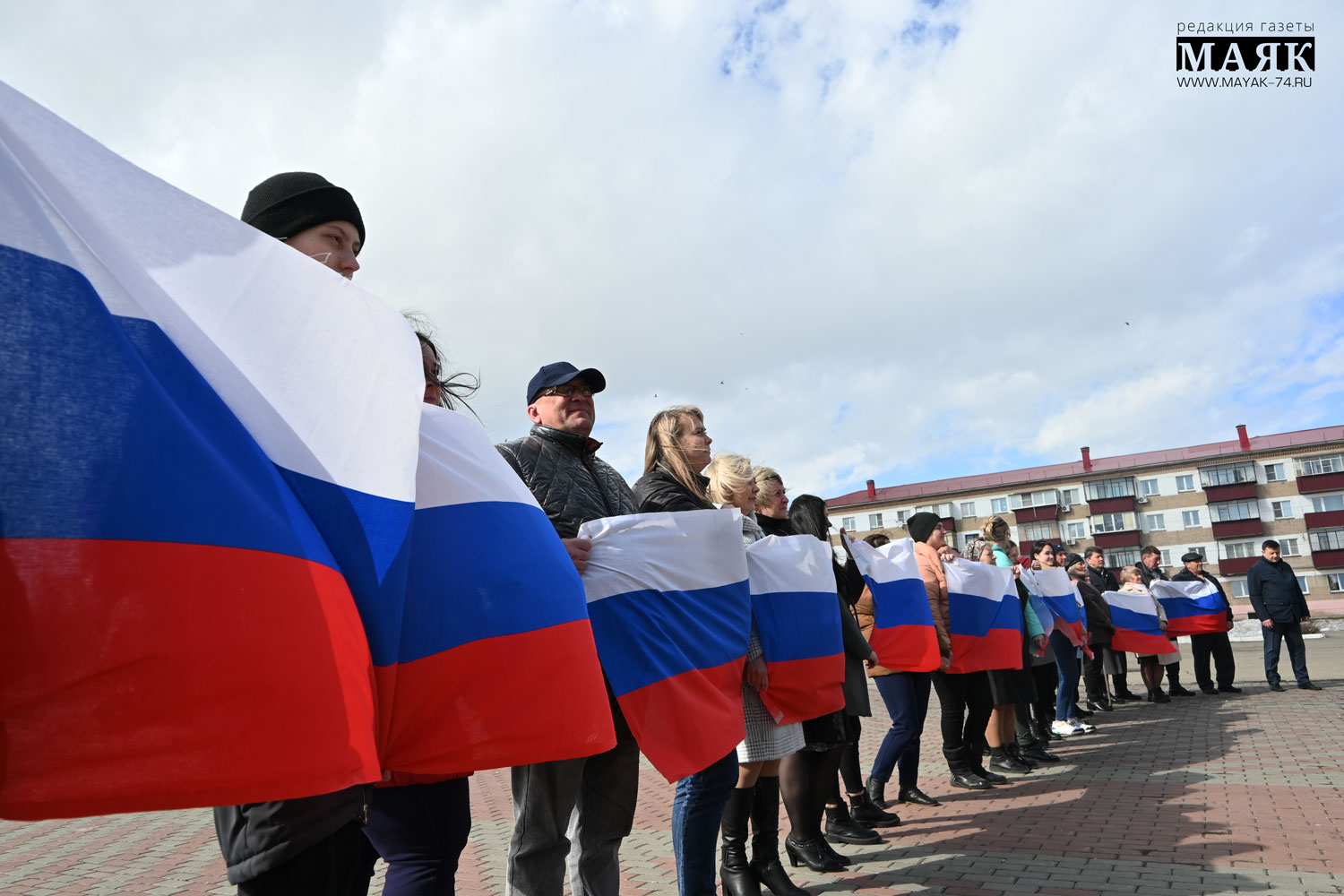 Флагами и песнями жители Красноармейского района напомнили окружающим о важной дате